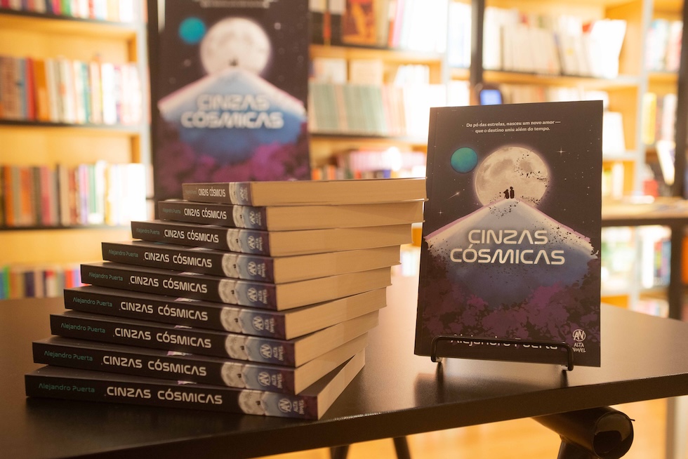 Livros de ficção científica vivem crescimento no Brasil e ganham reforço com lançamento de Cinzas Cósmicas