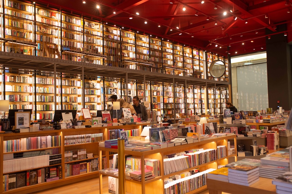 Livros de ficção científica vivem crescimento no Brasil e ganham reforço com lançamento de Cinzas Cósmicas