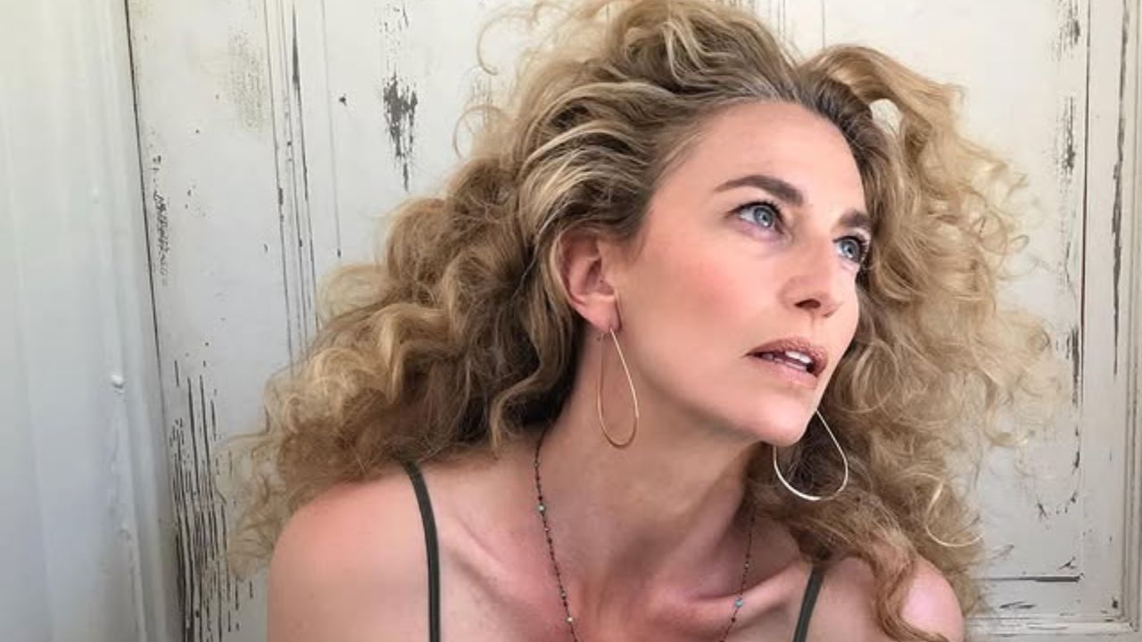 Claudia Black explica saída de Ahsoka e expõe disparidade salarial em Hollywood