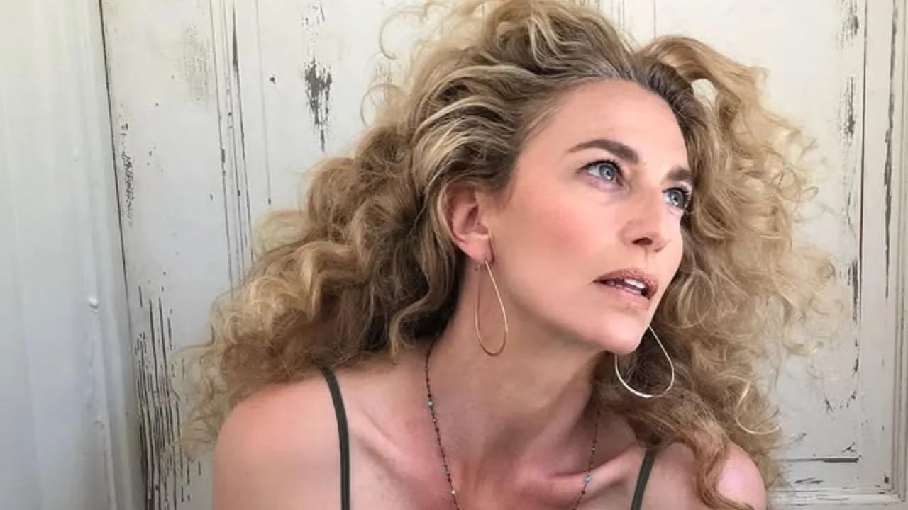 Claudia Black explica saída de Ahsoka e expõe disparidade salarial em Hollywood