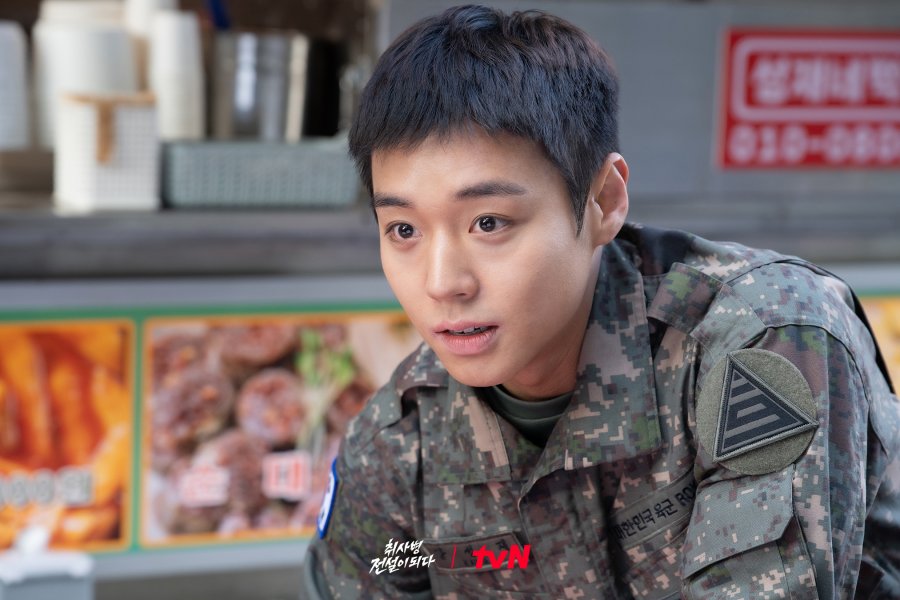 Park Ji-hoon em The Legend of Kitchen Soldier. Imagem via Netflix