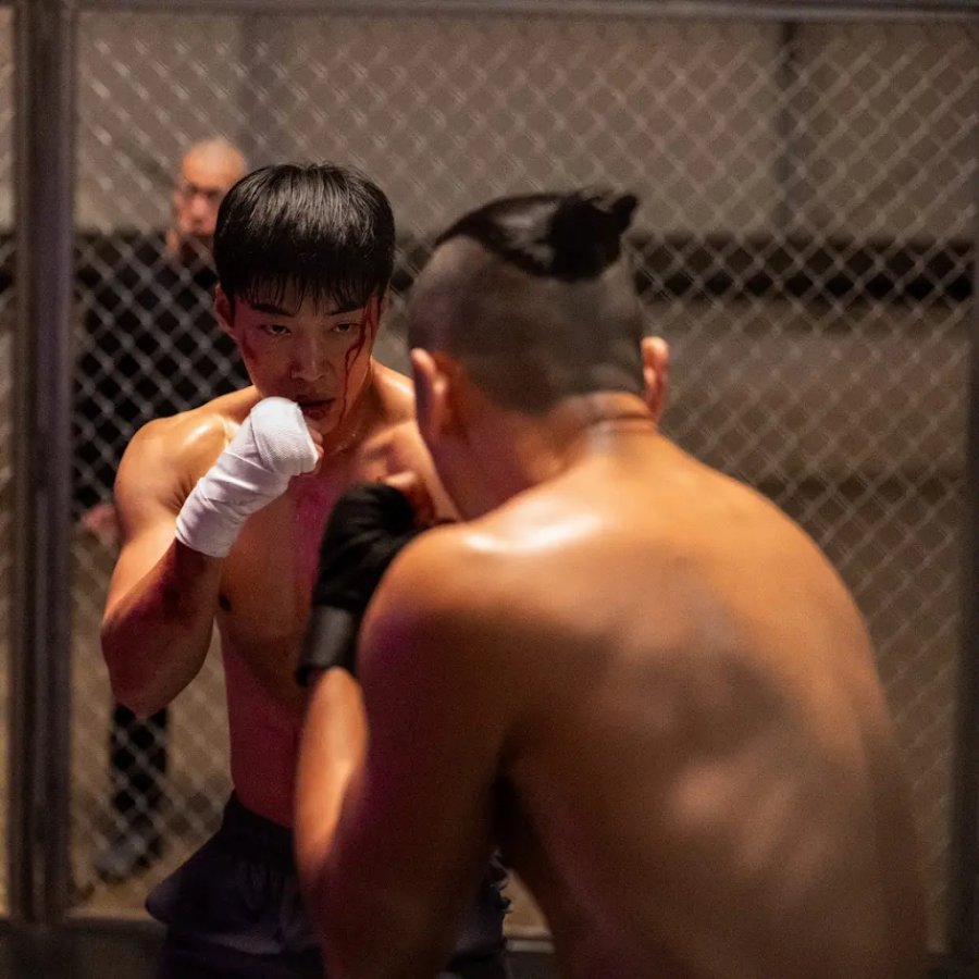 Gun-woo (Woo Do-hwan) e Baek-jeong (Rain) em cena de Cães de Caça. 