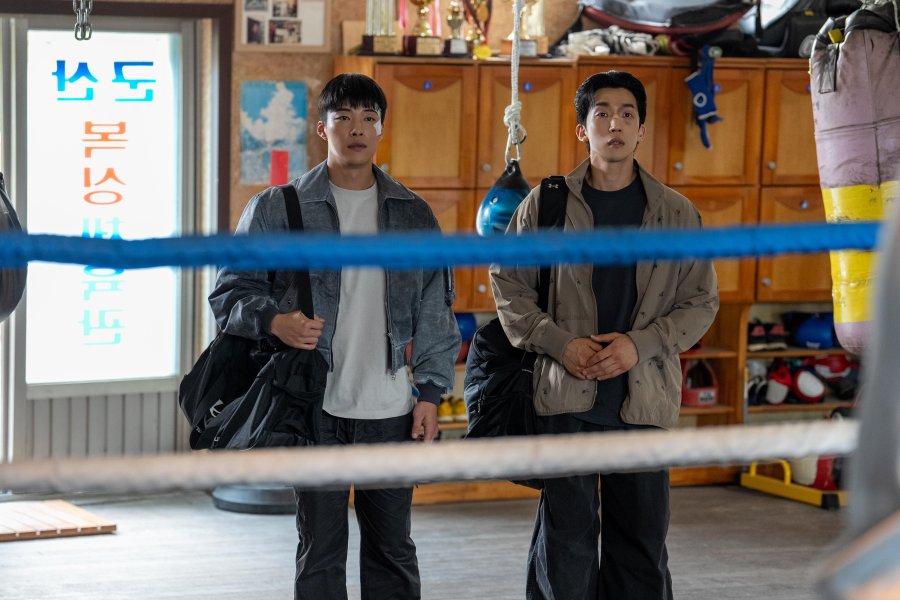 Woo-jin (Lee Sang-yi) e Gun-woo (Woo Do-hwan) na segunda temporada de Cães de Caça.