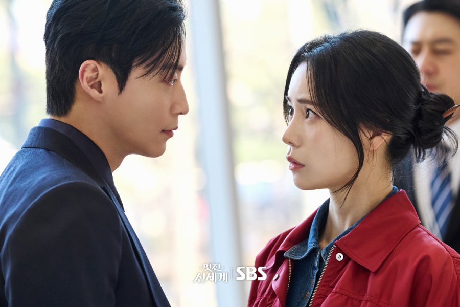 Lim Ji-yeon e Heo Nam-jun em My Royal Nemesis. Imagem via SBS/Netflix